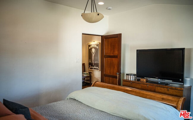 Building Photo - 6101 S Mansfield Ave