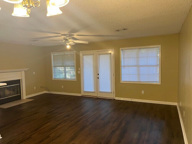 Building Photo - 172 Commons Dr