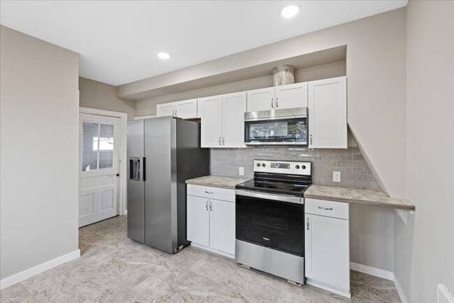 Building Photo - Charming Farmhouse in Fairfield