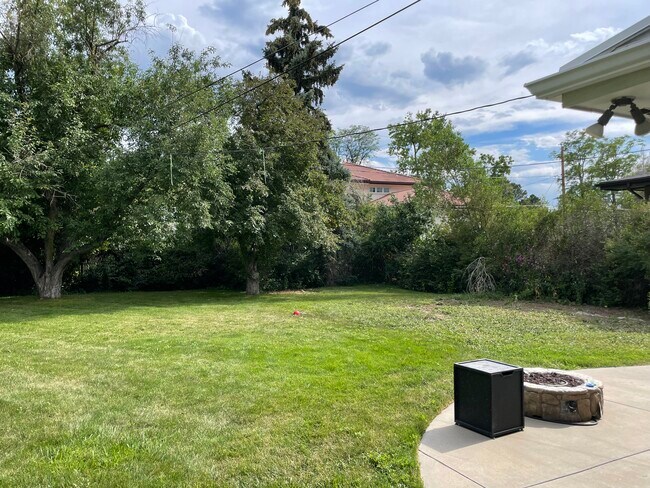 Building Photo - 4706 E Dartmouth Ave