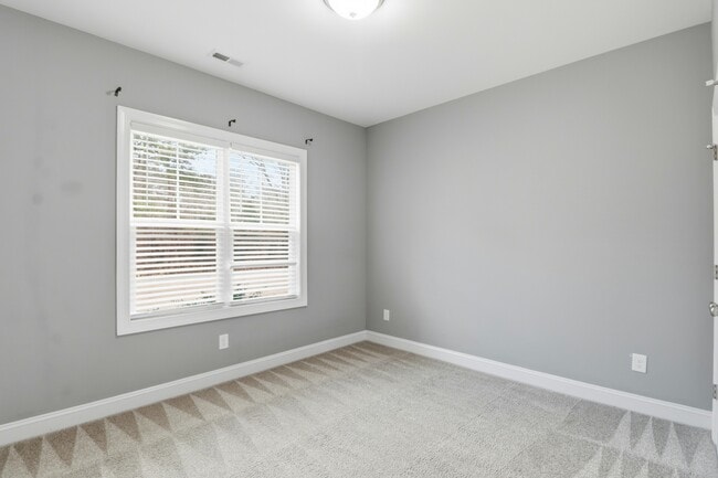 Building Photo - 870 Nor-Am Rd