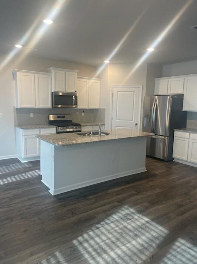 Building Photo - LIKE NEW HOME-NEIGHBORHOOD POOL, PICKLEBALL, CABANA,WALKING TRAILS
