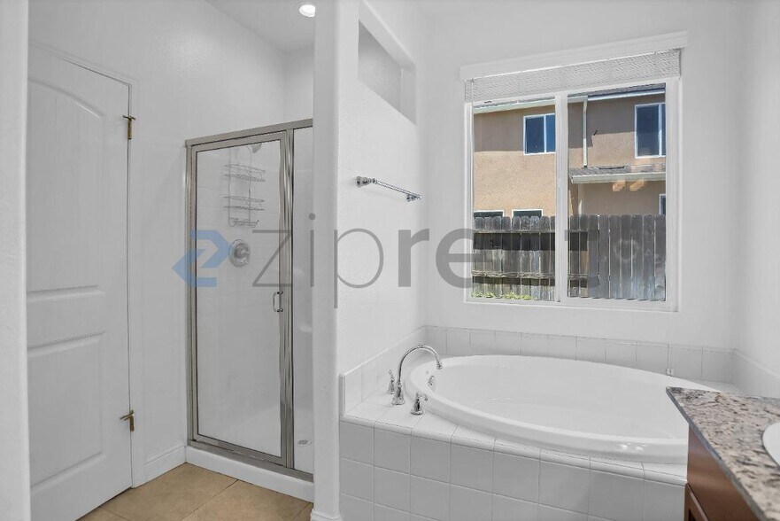 Building Photo - Unit