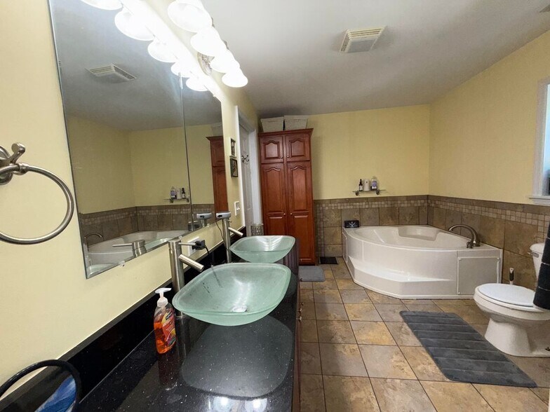 Building Photo - 864 Ridgemont Dr