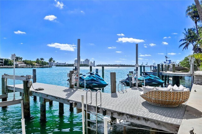 Building Photo - 227 E Dilido Dr