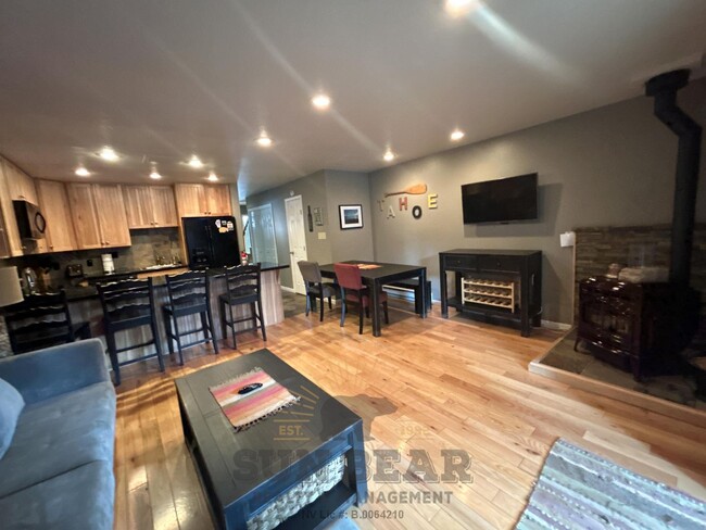 Building Photo - 3 Bedroom - Great Location!