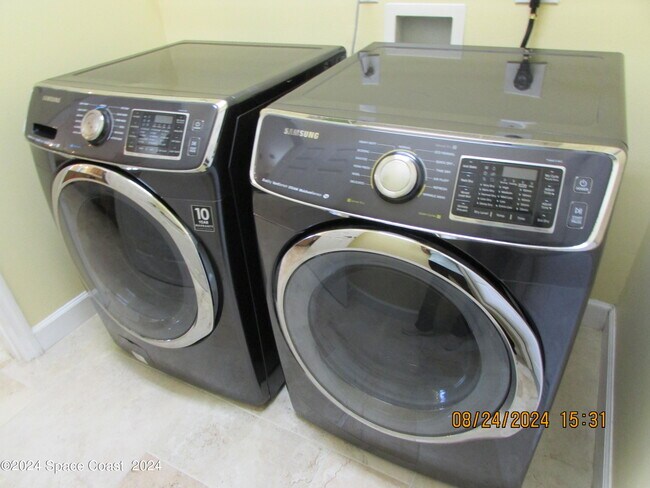 Building Photo - 1882 Woodfield Cir