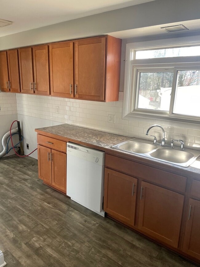 Building Photo - 4 bedroom 1 bath house