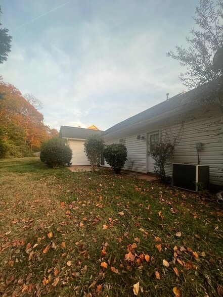 Building Photo - 2721 Bridgeport Dr