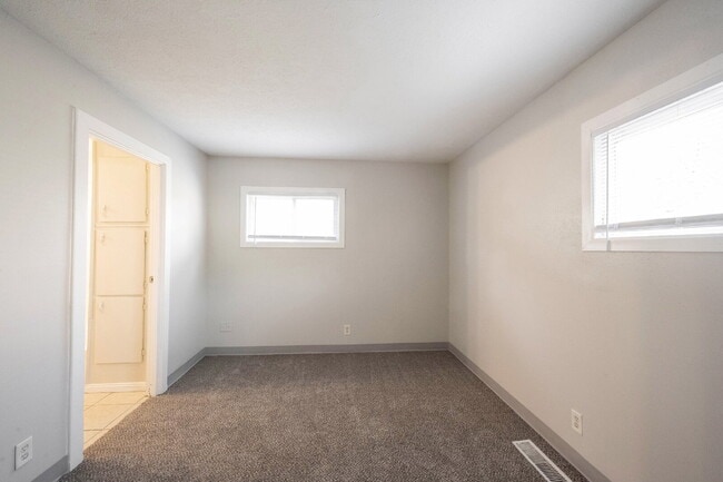 Building Photo - "Charming 3-Bed, 2-Bath Retreat in Indiana...