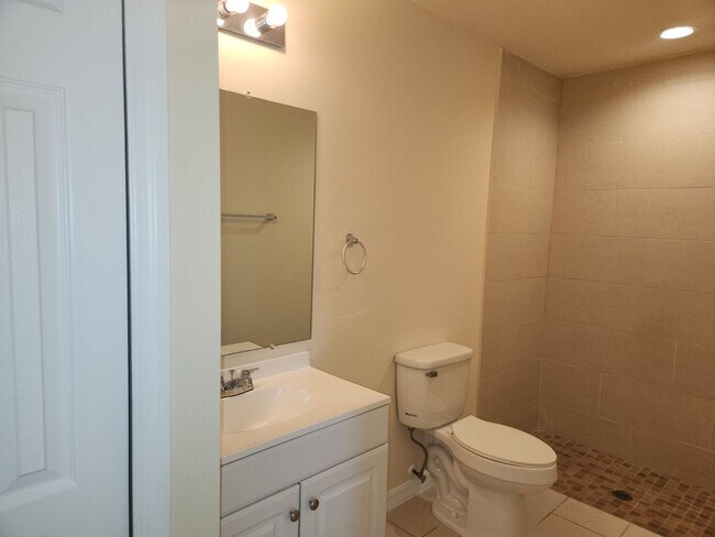 Building Photo - Duplex for rent