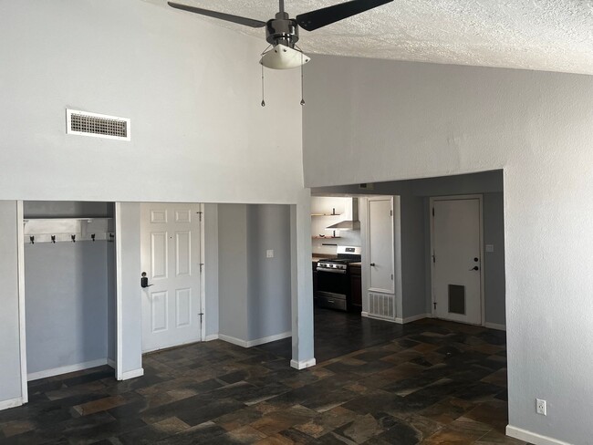 Building Photo - AVAILABLE NOW - 3 Bedroom 2 Bath aprox 140...