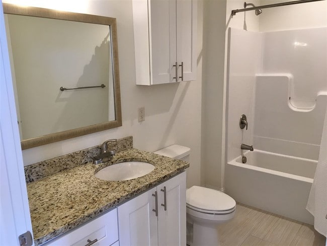 Building Photo - 875 Elm St