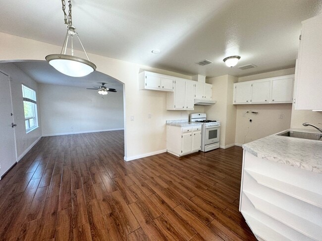 Building Photo - AVAILABLE NOW!! 3 Bed / 2 Bath Home in Des...