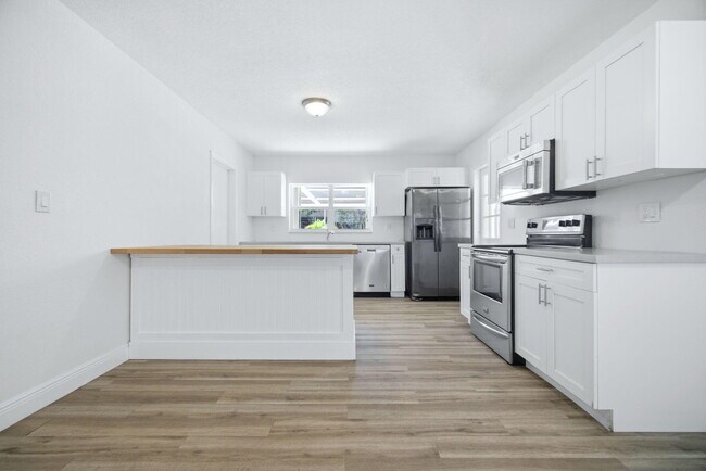 Building Photo - 321 E Chaminade Dr