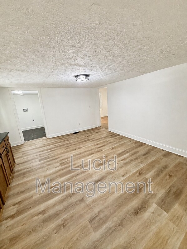 Building Photo - 1221 Vim Dr