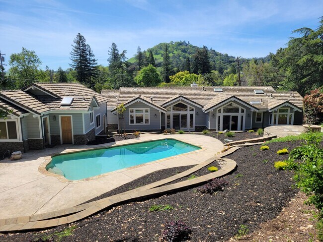 Building Photo - Incredible Reliez Valley Home