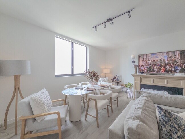 Building Photo - 999 SW 1st Ave