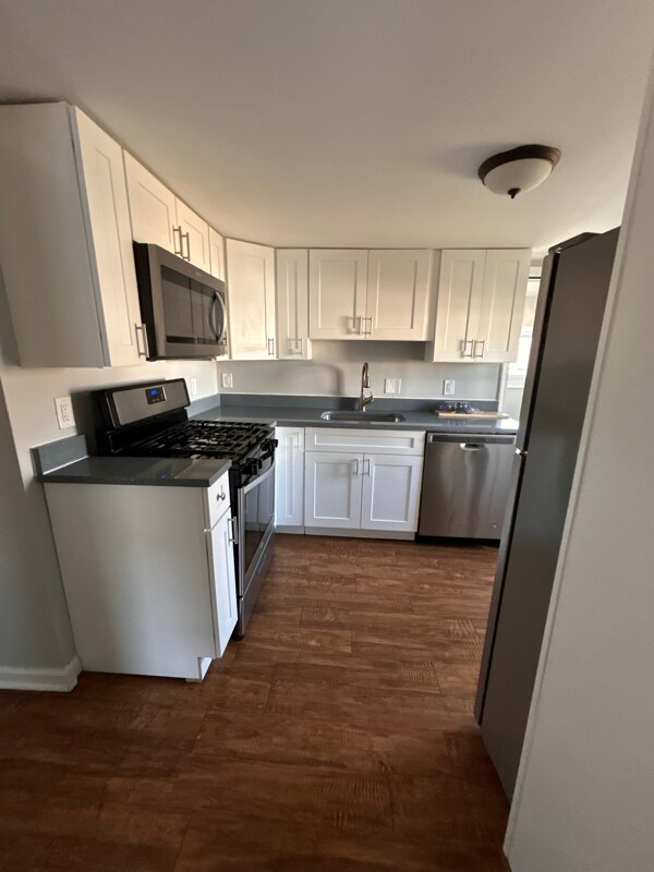 Building Photo - 240 Riverview Ave