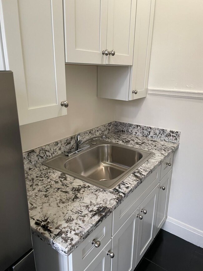 Building Photo - Brand new Studio near Downtown