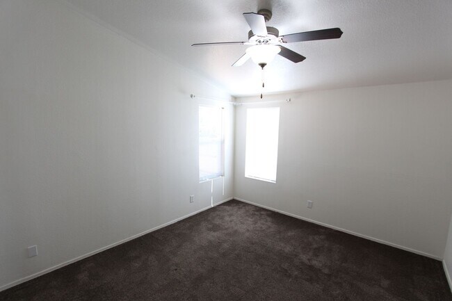 Building Photo - * LEASE PENDING $500 Move-In Special! Charming 3-Bed Home in Christmas Tree Estates