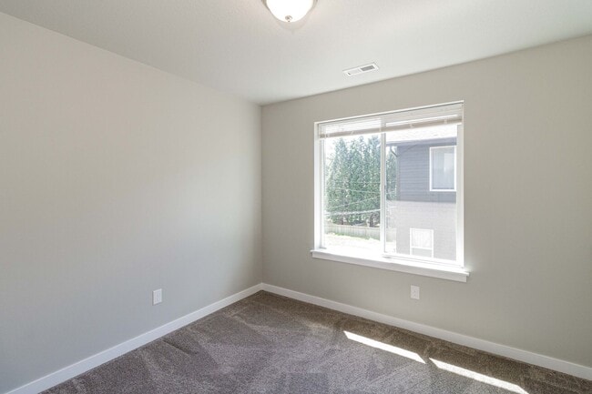 Building Photo - Move In Ready 3 Bedroom 2.5 Bathroom with Central Air Conditioning - Convenient Camas Location