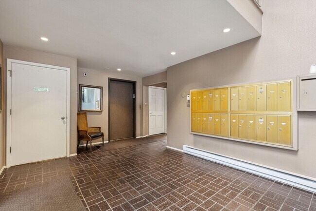 Building Photo - 2 Bed / 2 Bath updated Mercer Island condo...