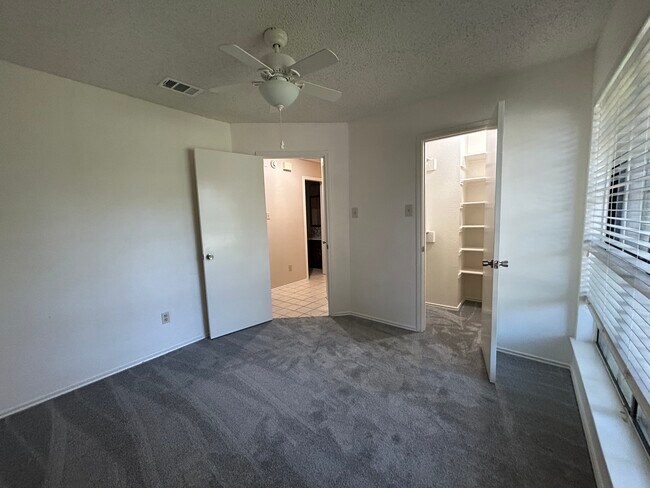 Building Photo - 2320 Aquaduct Dr