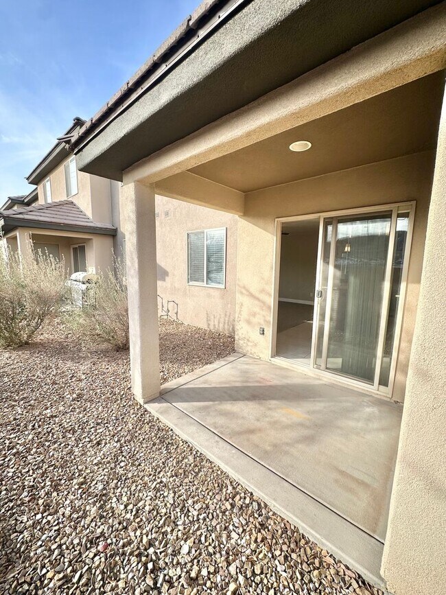 Building Photo - Desert Hills Gem!