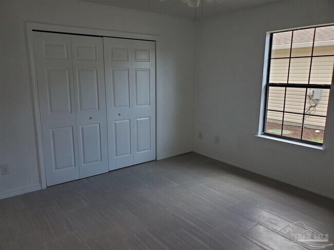 Building Photo - 1921 Luneta St