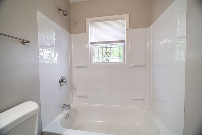 Building Photo - 2204 Howey Rd