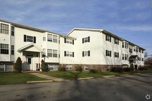 Building Photo - Carriage Hill Apartments