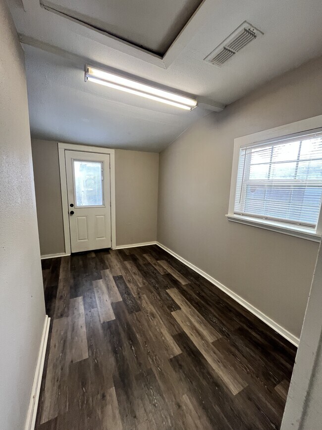 Building Photo - 916 N Austin St