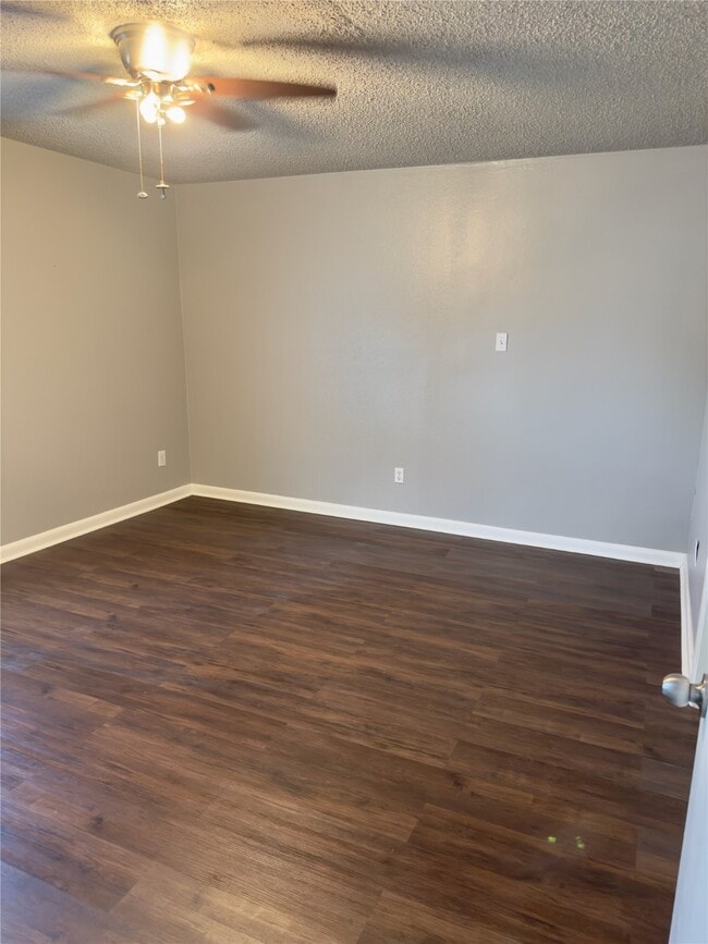 Building Photo - 22 Sue Ln