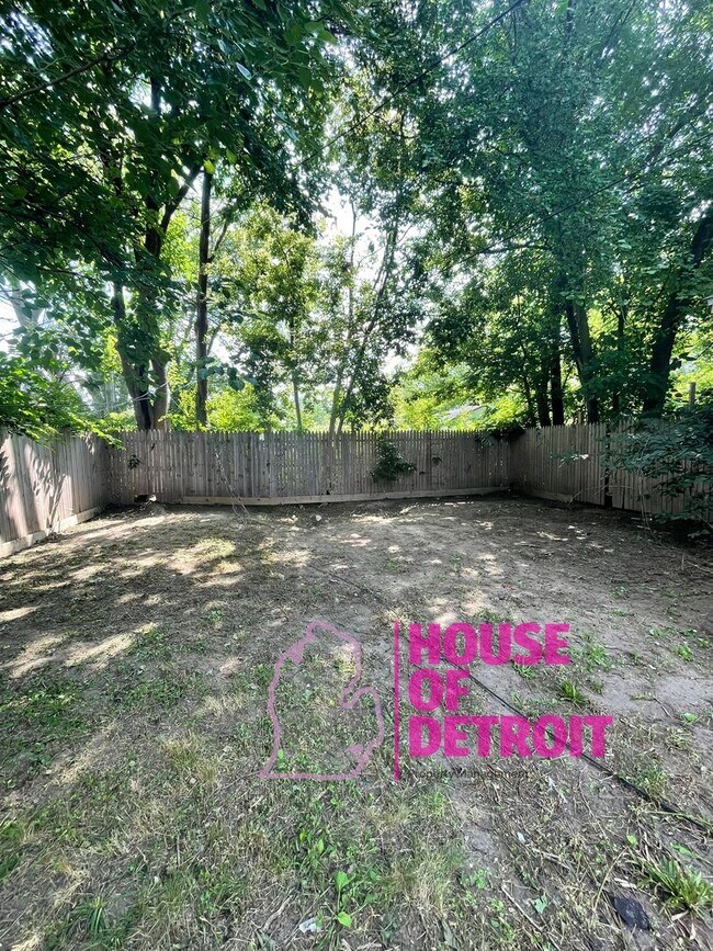 Building Photo - Summer Special~ 3 BEDROOM 1 BATH BUNGALOW ...