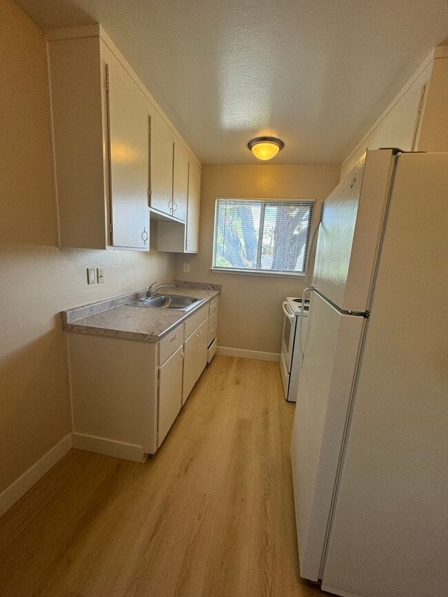 Building Photo - Upstairs 1 bedroom 1 bath apartment w/ ass...