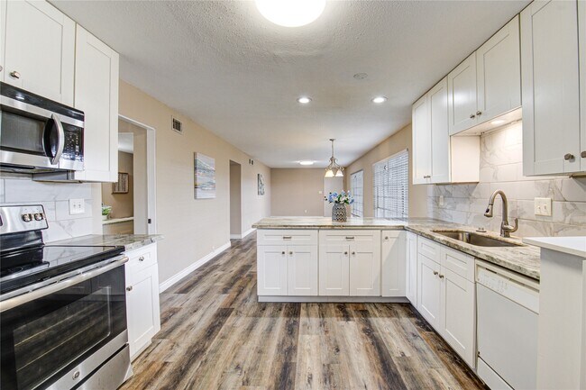 Building Photo - 2101 Fountain View Dr