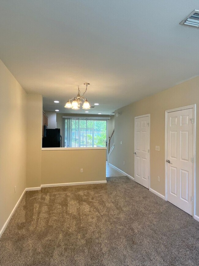 Building Photo - Beautiful 2/2.5 in Desirable Arrowood Community
