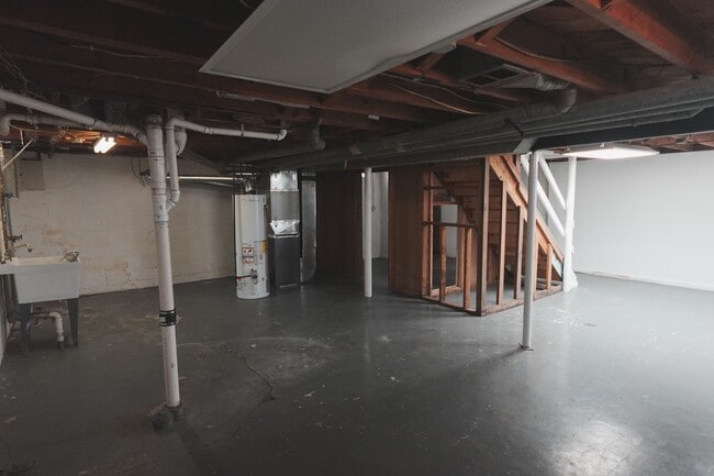 Building Photo - 256 Brentwood St
