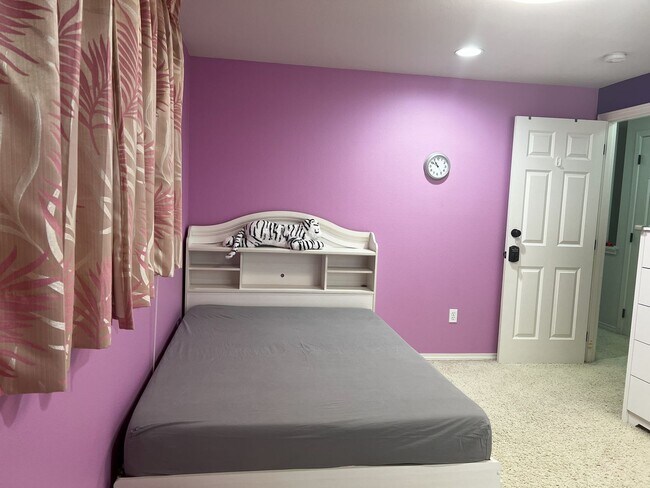 Building Photo - Well-Equipped 4 Bed 2.5 Bath Bellevue Home...