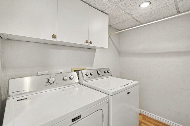 Building Photo - Spacious 2 Bed 2.5 Bath with a finished basement in the heart of Bear Creek