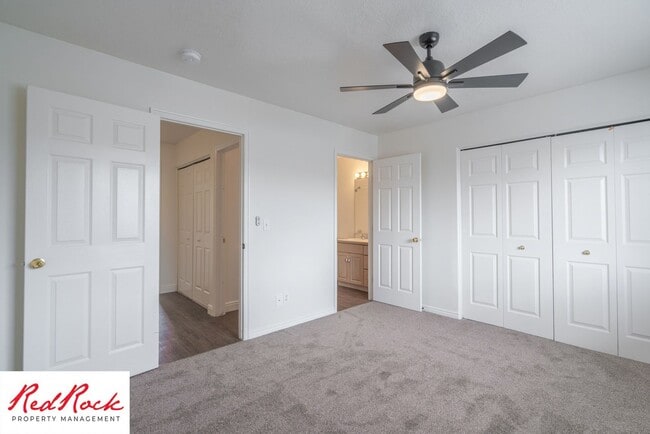 Building Photo - 2 Bedroom Townhome Available