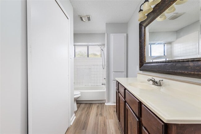 Building Photo - 1803 Heatherglen Ln