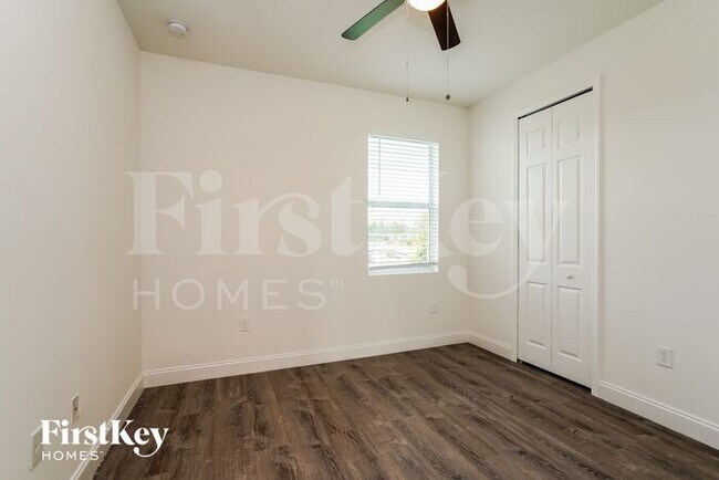 Building Photo - 741 Chestnut St E