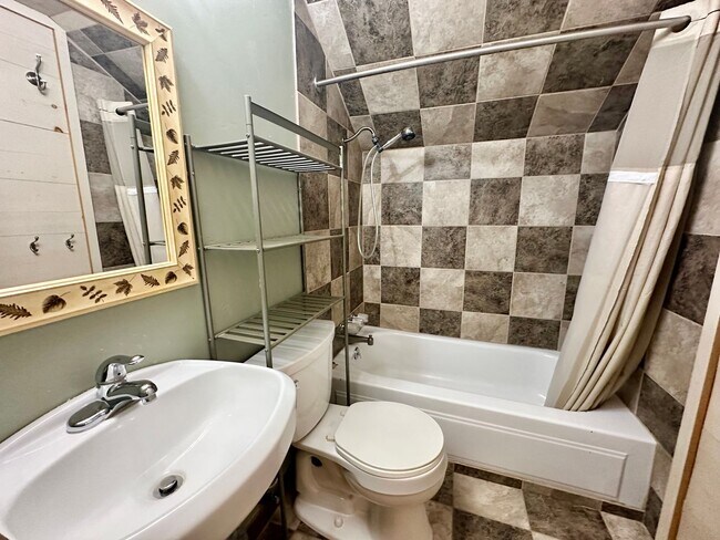 Building Photo - 5719 Fairview Dr