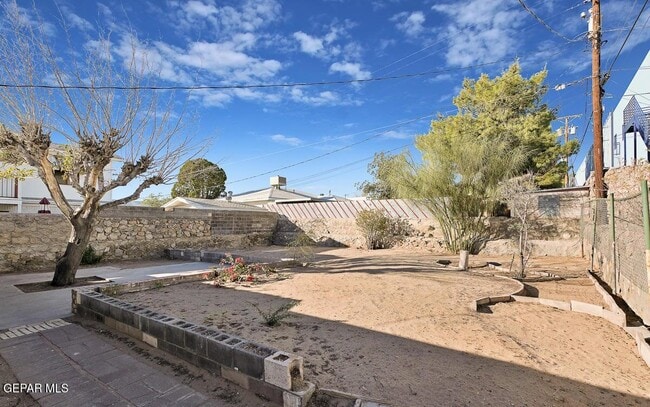 Building Photo - 5205 Yandell Dr