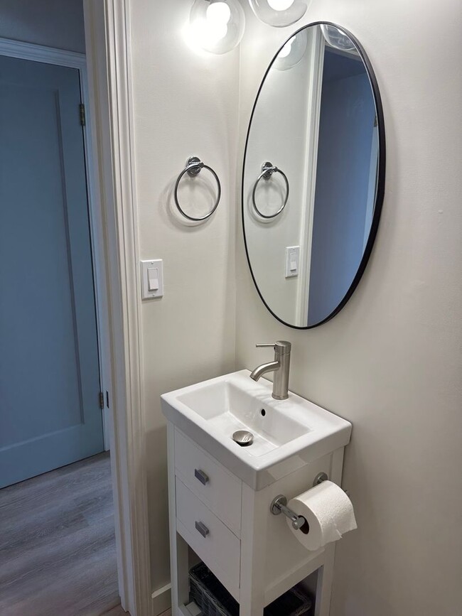 Building Photo - Beautiful high end 1 bedroom duplex with office!