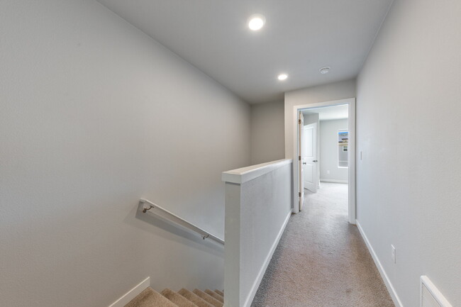 Building Photo - Charming 2-Bed with 2.5 Baths in Newberg