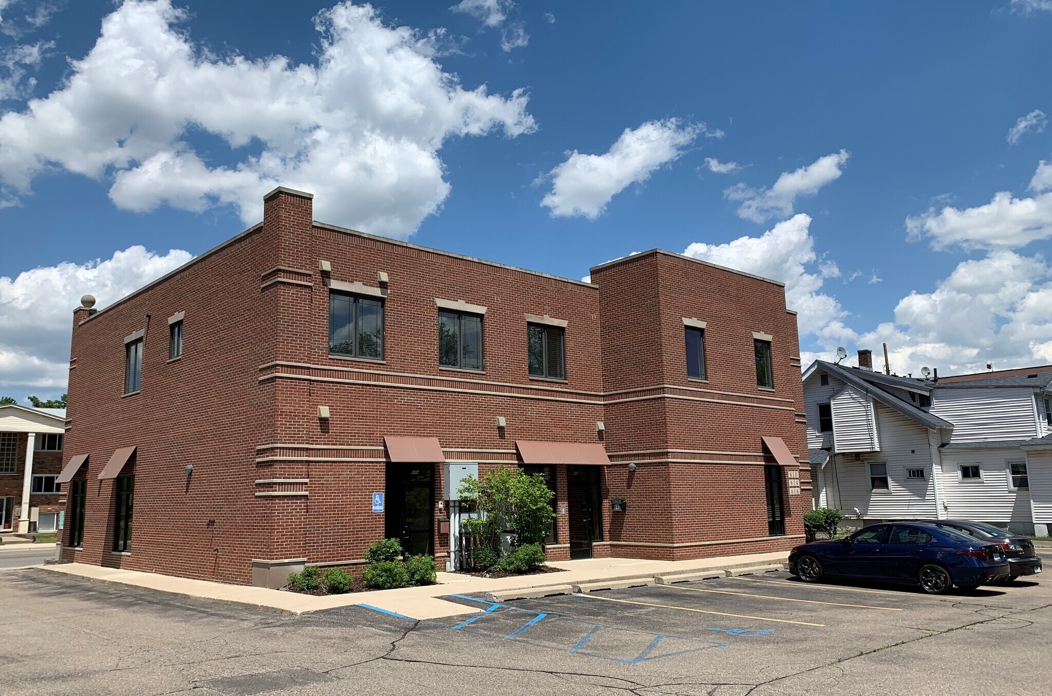 Building Photo - 614 E 11 Mile Rd