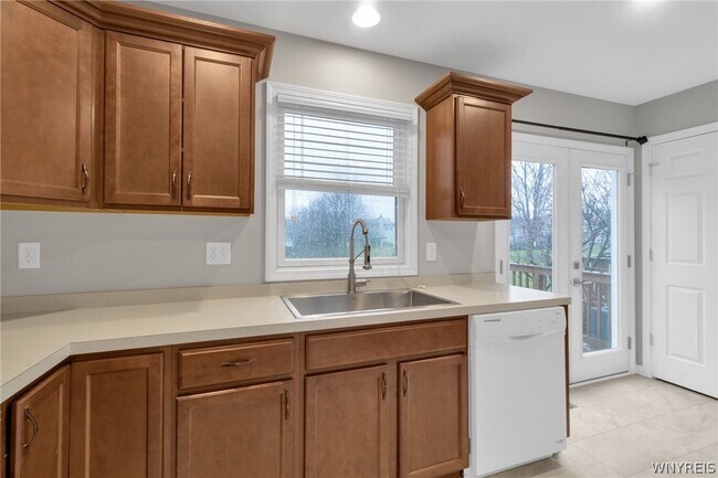 Building Photo - 940 Reserve Rd